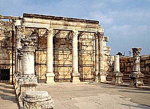 Sinagoga pedra branca em Cafarnaum. Direitos autorais de fotos, BiblePlaces