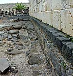 Cafarnaum parede sinagoga com nível de basalto mais cedo. Direitos autorais de fotos, BiblePlaces.