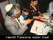 Una famiglia ebrea celebra la Pasqua