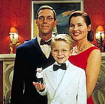 The Littles pose for their first family portrait. Mr. Little (Hugh Laurie), Mrs. Little (Geena Davis), George (Jonathan Lipnicki) and Stuart (voiced by Michael J. Fox)